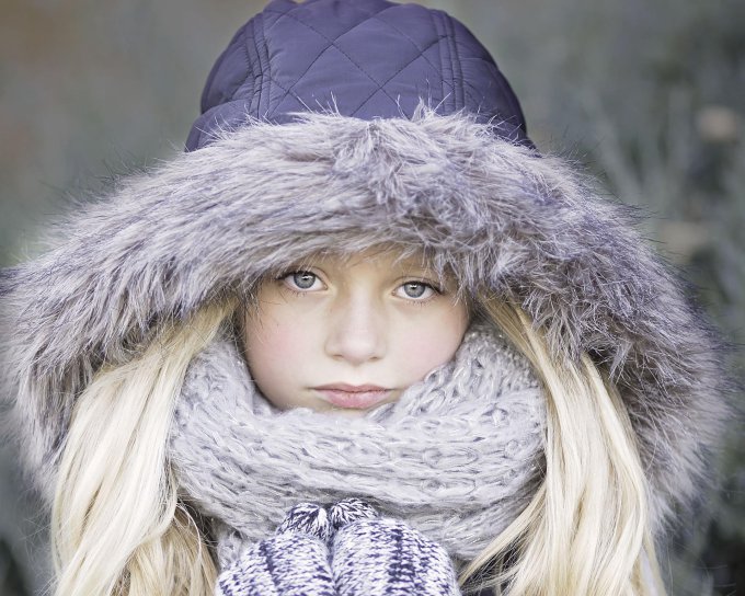 Dziewczyna w kurtce zimowej